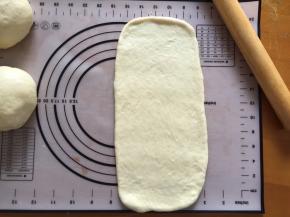 拿出一个面团擀成长方形