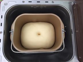 放入面包机中室温发酵，发酵至两倍大，戳洞不回缩即可