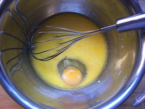 加入鸡蛋搅拌均匀