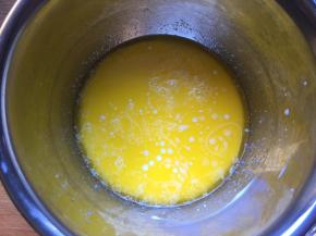 加入纯牛奶搅拌均匀