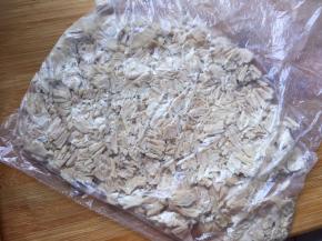 放入保鲜袋，用擀面棒擀碎