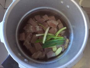 将肉洗干净，放入高压锅，压20分钟