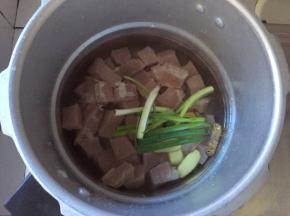 将肉洗干净，放入高压锅，压20分钟