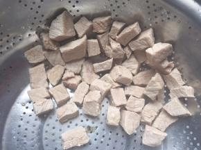 煮好的里脊肉捞出晾凉