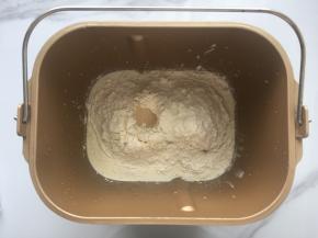 准备好所有面包胚的材料，除黄油和盐以外，其他的材料放到面包机桶里，酵母要放在面粉的最上面