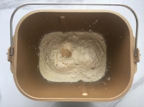 准备好所有面包胚的材料，除黄油和盐以外，其他的材料放到面包机桶里，酵母要放在面粉的最上面