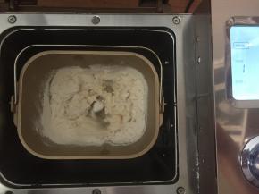 面包机开启揉面功能，先把揉成光滑的面团