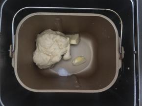 再加入软化的黄油和盐