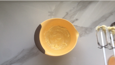 黄油先软化好，再放到打蛋盆里，用电动打蛋器低速打软