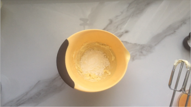 再加入准备好的糖粉和盐