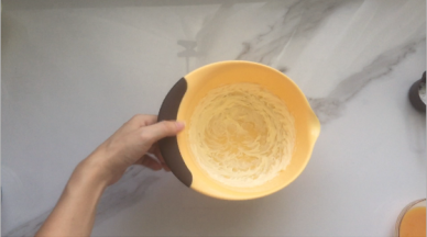 同样的用电动打蛋器低速打发，打发至黄油的颜色变白一点就可以了