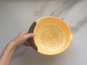 同样的用电动打蛋器低速打发，打发至黄油的颜色变白一点就可以了