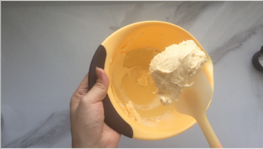 再分三次加入全蛋液，每次加入时，用电动打蛋器低速打发，打发到蛋液完全溶入后再加下一次蛋液，至到蛋液完全加完为止