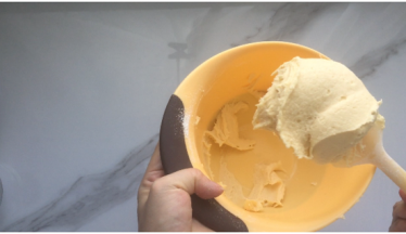 再用刮刀将其拌均匀就好