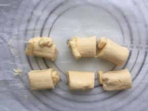 冷藏好的酥皮要分成6等份，分别揉成圆形待用