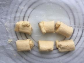 冷藏好的酥皮要分成6等份，分别揉成圆形待用