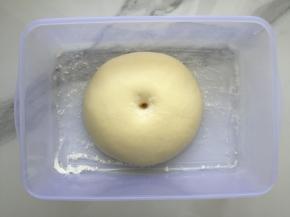 待面团第一次发酵好后，用手指戳面团中间，洞口无塌无明显回缩即为发酵好可以进行后面的步骤