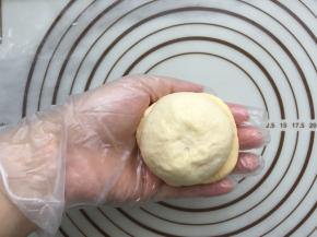 然后再盖在面团的光滑的表面上