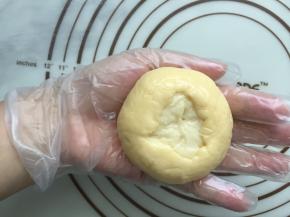 面团用左手握住，右手捏住面团的底部，把面团往里推进，同时左手把酥皮往面团上慢慢的推开，然后包住面团的，只剩下面团底部大小有一硬币大小不包住就好
27、（步骤图27）
港式菠萝油是从菠萝包发展而来的食品，是将菠萝包横向切开夹着一块厚切的牛油(或奶油)所组成。菠萝油最好的吃法是将新鲜出炉的菠萝包夹上冰冷的牛油，这样牛油就会被菠萝包的热力影响而溶化在包身的中间位置，包身会被溶化的牛油变成金黄色，而食用时菠萝油与菠萝包不同之处是能够吃出浓厚的牛油的香味
28、如果吃不完可以放入冰箱冷冻，但记得不能放冷藏