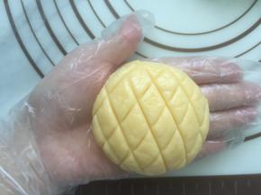 最后在表面的酥皮上用切刀划出菱形来就可以