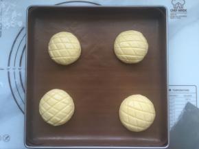 全部整好划好后放在烤盘中，不要放太挤就好（注意划时是先横着划，再斜着划）