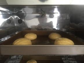 再次放入发酵箱中进行第二次发酵，发酵温度为32-36度，发酵至两倍大，大概需要40分钟（如果没有发酵箱，那么就放入烤箱，放一碗温水，调到发酵功能，进行第二次发酵，发酵的时间要看状态。）