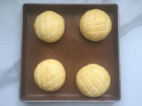 发酵好后，在表面刷上一层蛋液，注意不要刷太用力