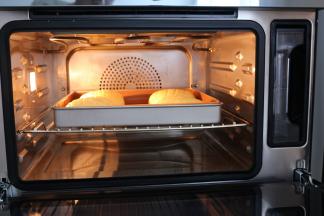 烤箱提前先预热好，上下火功能180度10分钟，再放入发酵好的面包，180度18分钟，中途要盖上锡纸，避免表面上色过焦