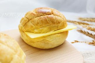 做好的成品出炉后立刻拿出来后，可以在面包的侧面中间切一半再夹上一片有盐黄油，然后开吃，这个就是菠萝油