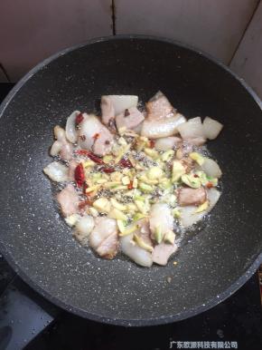 放入生姜，蒜瓣，花椒，干辣椒爆香。