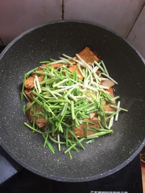 放入蒜苗翻炒片刻。