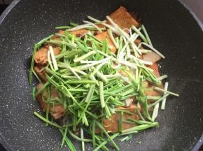 放入蒜苗翻炒片刻。