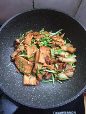 起锅前放入一勺鸡精调味即可。