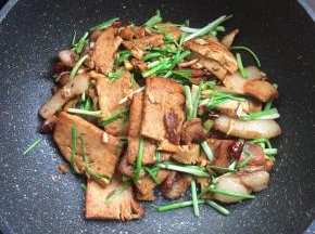 起锅前放入一勺鸡精调味即可。