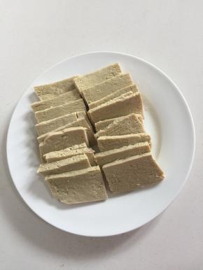 冻豆腐解冻后，挤干水分，切成块儿备用。（新鲜的豆腐放在冰箱冷冻一天一夜就成冻豆腐啦！）