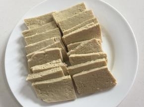 冻豆腐解冻后，挤干水分，切成块儿备用。（新鲜的豆腐放在冰箱冷冻一天一夜就成冻豆腐啦！）