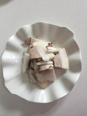 五花肉煮熟，切成块儿备用。