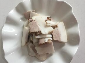 五花肉煮熟，切成块儿备用。