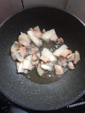 锅烧热，放入五花肉煸炒出油脂来。
