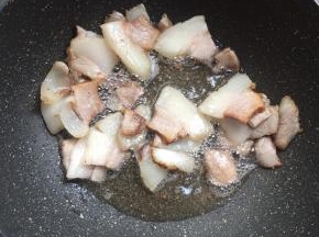 锅烧热，放入五花肉煸炒出油脂来。