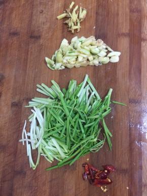 生姜切成条，蒜瓣剁碎，干辣椒切成段，蒜苗切成段儿备用。