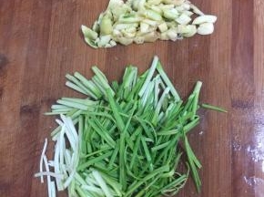 生姜切成条，蒜瓣剁碎，干辣椒切成段，蒜苗切成段儿备用。