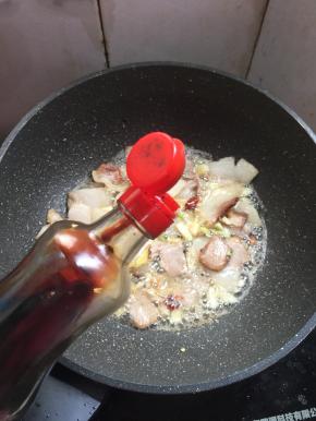 倒入少许的酱油上色。