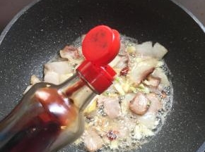 倒入少许的酱油上色。