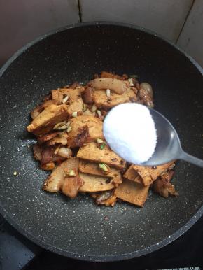 放入一勺盐翻炒均匀。