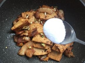 放入一勺盐翻炒均匀。