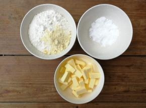 准备挞皮材料并称量备用（忘记把冰水从冰箱拿出来拍照了）