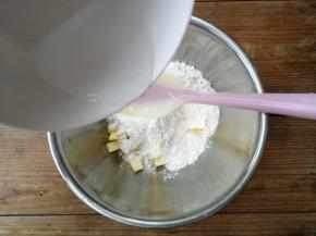 黄油无需软化，直接从冰箱冷藏室取出切成小块，加入糖粉、低粉和杏仁粉，再加入冰水（因为挞皮的面糊要保持少许的黄油颗粒，所以不能让黄油彻底软化，必须要使用冰水）