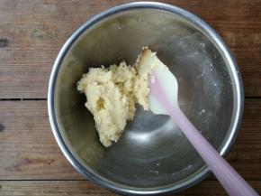 用刮刀垂直切拌至无面粉颗粒即可，不要过度搅拌