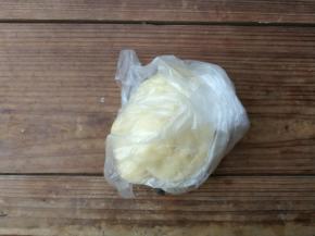 拌好的面糊装入保鲜袋放入冰箱冷藏松弛半小时